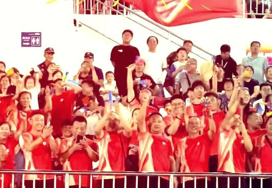 雷火电竞下载-包含足球竞演场上上演精彩战役，球迷热情加油的词条