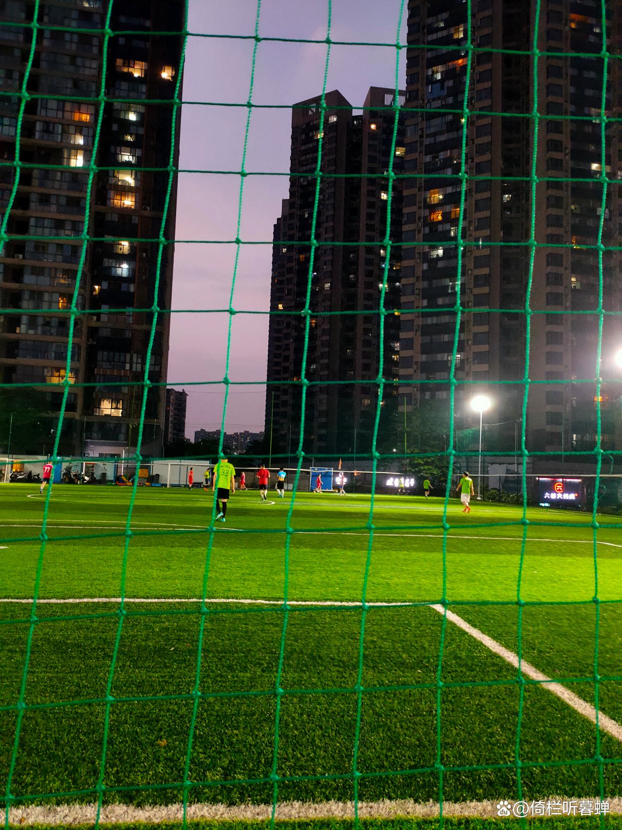 关于超级足球夜热闹进行,球场气氛火爆的信息 关于超级足球夜热闹进行,球场气氛火爆的信息