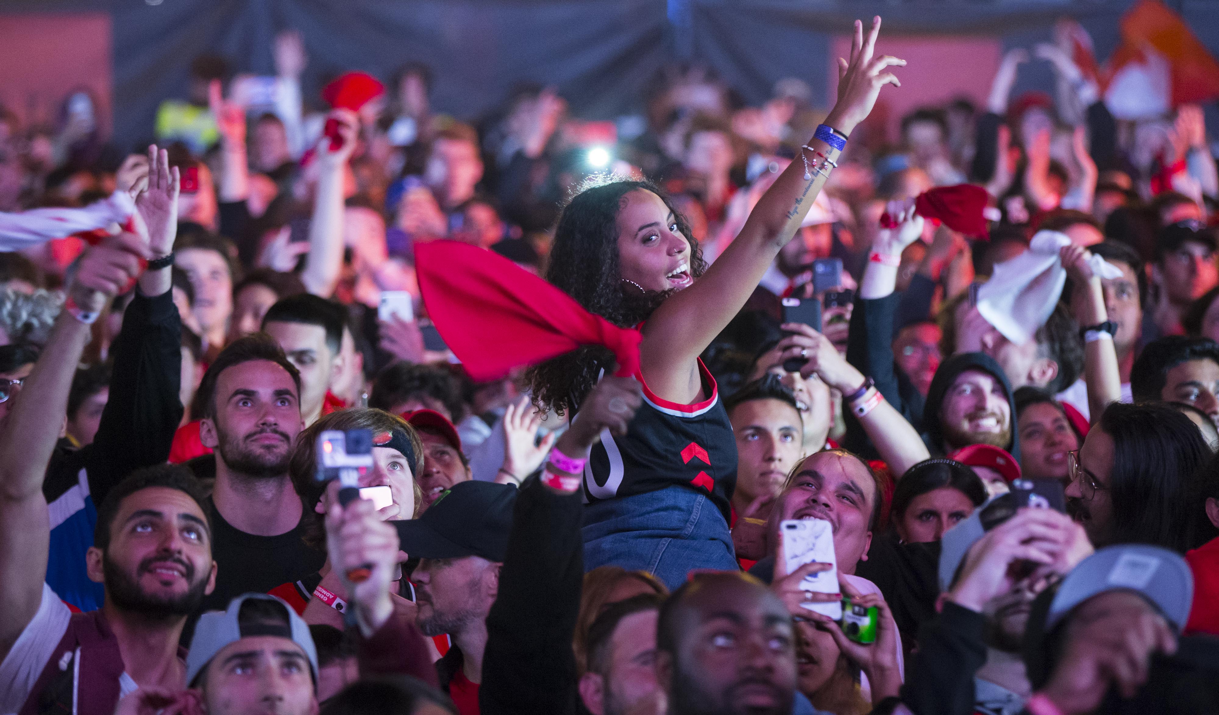 意大利球迷为本国篮球队送去加油 意大利球迷为本国篮球队送去加油