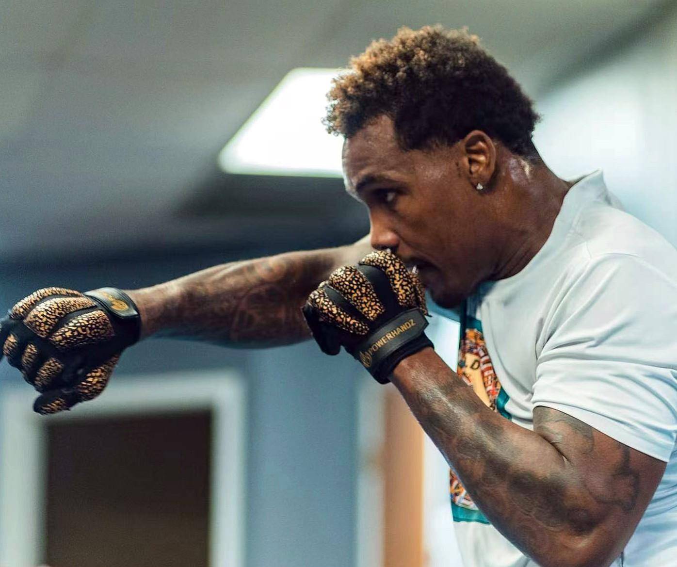 雷火电竞官网-英国选手在拳击比赛中击败对手