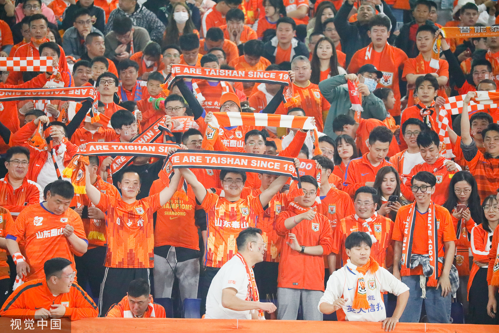 现场球迷热情高涨，气氛十分火爆